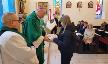 Dąbrowa G.: poświęcenie sztandaru II LO