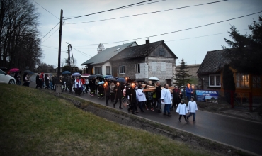 Szreniawa: Droga Krzyżowa ulicami parafii (fot. N. Dziubdziela)