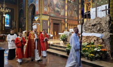 Katedra: Ciemna Jutrznia w Wielki Piątek