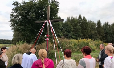 Gołaczewy: poświęcenie nowego krzyża