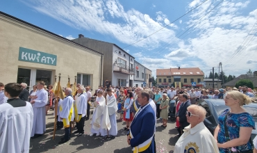 Sławków: Boże Ciało z biskupem