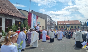 Sławków: Boże Ciało z biskupem